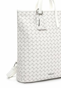 Borsa tote bianca con un motivo geometrico grigio, dotata di manici robusti, una tracolla staccabile e un'etichetta con un logo attaccata da un anello metallico.