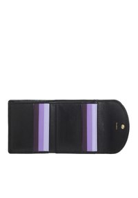 Portafoglio in pelle nera con una texture liscia, che presenta più slot per carte in diverse tonalità di viola e una chiusura a scatto dorata.