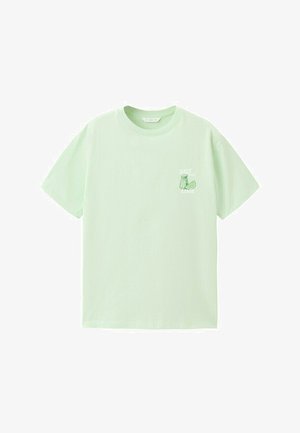T-shirt verde chiaro a maniche corte con piccolo spicchio di lime e shaker di sale come grafica e testo "Salt and Lime" sul petto sinistro.