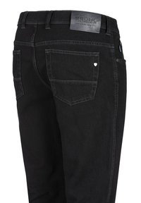 Zwarte spijkerbroek van denim met een rechte pasvorm, heeft een leren patch aan de achterkant, contrasterende stiksels en meerdere zakken.