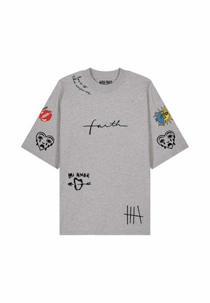Mira Paris, TATTOO BRUTAL OVERSIZED DROPPED SHOULDER TEE 26 UNISEX - T-shirt imprimé - grey