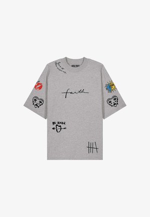Mira Paris, TATTOO BRUTAL OVERSIZED DROPPED SHOULDER TEE 26 UNISEX - T-shirt imprimé - grey
