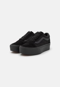 Sorte ruskinds sneakers med platformsål, udstyret med sorte snørebånd, sidelister og et struktureret design. Detaljer i mat finish.