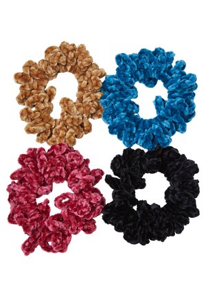Vier scrunchies in verschillende kleuren: bruin, blauw, rood en zwart. Gemaakt van een pluizig materiaal met een textuur en een gerimpeld ontwerp.