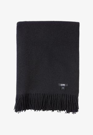 Schwarzer Kaschmirschal mit fransigen Rändern und einem kleinen gewebten Etikett mit der Aufschrift "GOBI 100 % Kaschmir" nahe einer Ecke.