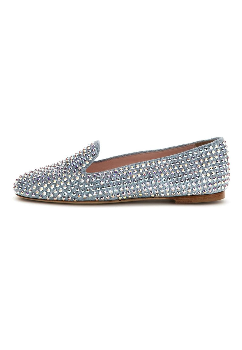 Mėlyna slip-on bateliai, padengti blizgančiais rhinestones, su apvaliu pirštu ir plokščiu ruduo padu. Audinys turi lygų paviršių.