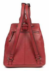 Rode leren rugzak met verstelbare banden, een trekkoordsluiting en een ritsvak aan de achterkant. Beschikt over een gestructureerd oppervlak en gestikte accenten.