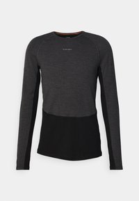 Koszulka termiczna z długim rękawem wykonana z ciemnoszarego i czarnego materiału, z okrągłym dekoltem i kontrastującymi teksturami. Logo na piersi.
