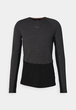 Koszulka termiczna z długim rękawem wykonana z ciemnoszarego i czarnego materiału, z okrągłym dekoltem i kontrastującymi teksturami. Logo na piersi.