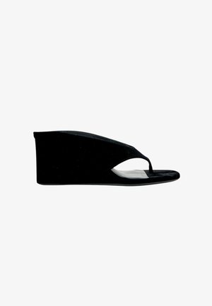 ALAÏA, VELVET SANDAL BLACK - Sandales à talons hauts - black