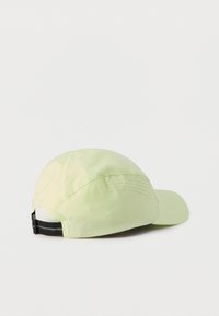 Ανοιχτό πράσινο ρυθμιζόμενο καπέλο με μικρές τρύπες αερισμού στα πλαϊνά και μαύρο λουράκι στο πίσω μέρος, εμφανισμένο σε λευκό φόντο.