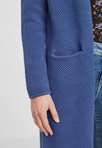 Vero Moda Chaqueta de punto - blue