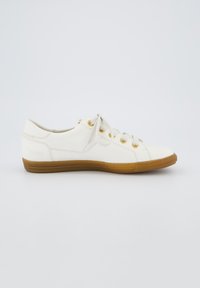 Weiße Leder-Sneaker mit runder Zehenkappe, grauen Schnürsenkeln und goldenen Ösen. Verfügt über eine braune Gummisohle und dezente Markierung an der Ferse.