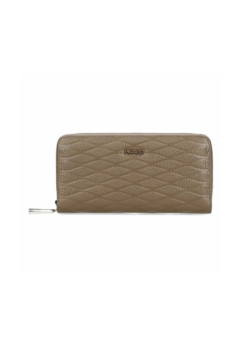 Cartera larga rectangular en cuero taupe texturizado, con un patrón de diamantes acolchado y un tirador de cremallera en tono plateado. Logo grabado en la parte frontal.