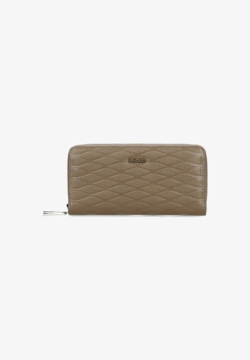 Cartera larga rectangular en cuero taupe texturizado, con un patrón de diamantes acolchado y un tirador de cremallera en tono plateado. Logo grabado en la parte frontal.