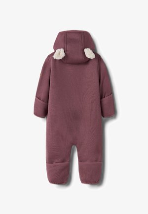 Une combinaison d'une seule pièce bordeaux avec une finition texturée, dotée d'une capuche et d'accents d'oreilles en peluche, de poignets élastiques et d'une couverture des pieds.