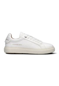 Sneaker bianca in pelle con texture liscia, punta rotonda e suola in gomma rialzata. Caratterizzata da lacci piatti e con la scritta "ALEXANDER SMITH" stampata sul lato.