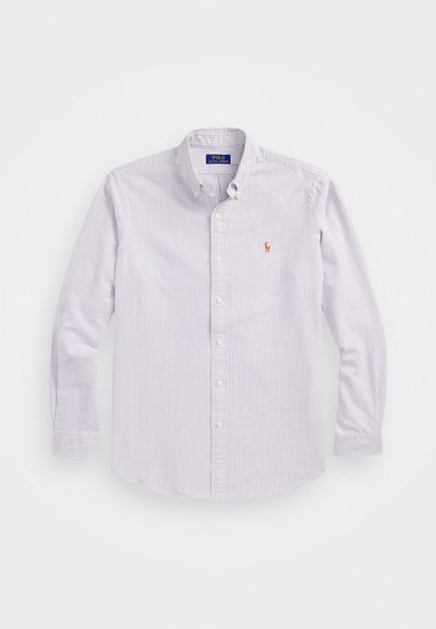 Chemise à boutons de couleur violet clair avec des rayures verticales blanches. Matière en coton, manches longues, col à boutons, petit logo brodé sur la poitrine.