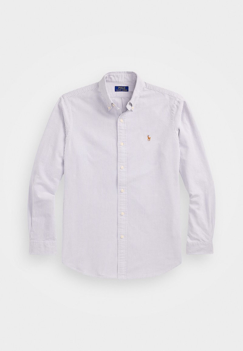 Koszula zapinana na guziki w jasnym purpurze z białymi pionowymi paskami. Materiał bawełniany, długie rękawy, kołnierzyk zapinany na guziki, małe haftowane logo na piersi.