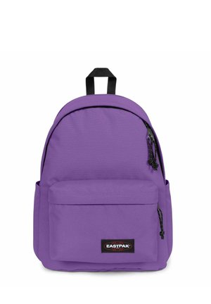 Sac à dos Eastpak violet avec tirettes de fermeture éclair noires, poche avant et poignée en boucle noire sur fond blanc.