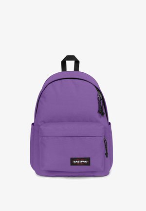 Sac à dos Eastpak violet avec tirettes de fermeture éclair noires, poche avant et poignée en boucle noire sur fond blanc.