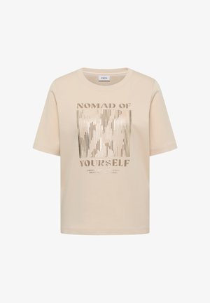 Beiges T-Shirt mit kurzen Ärmeln, auf der Vorderseite mit metallischem Text "NOMAD OF YOURSELF" und einem abstrakten, vertikalen Streifendesign.