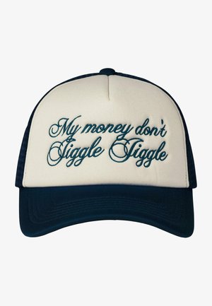 Șapcă de camionagiu cu panou frontal crem și spate din plasă albastru închis. Prezintă text brodat în cursiv albastru închis. Design cu boruri curbate.