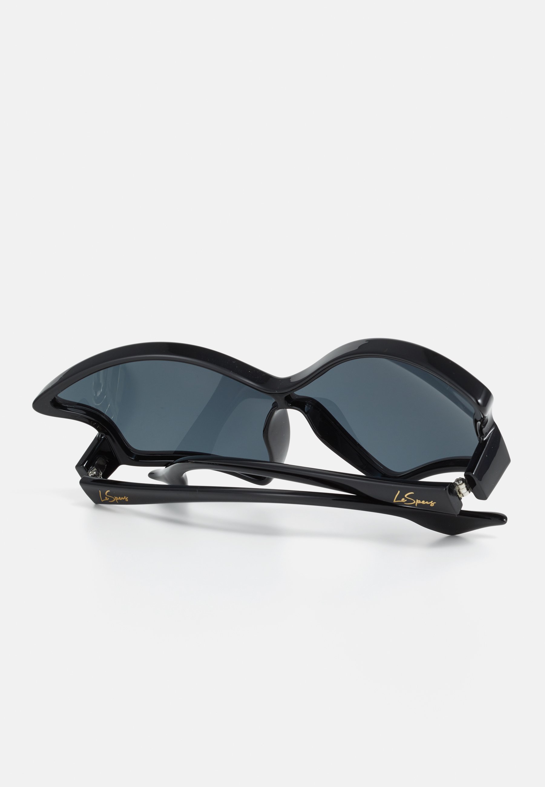 【関税込み】Le Specs ブラック Tailfin サングラス Tailfin Black Female Wrap Sunglasses | Le Specs