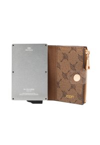 Bruine leren portemonnee met vintage patroon, gouden accenten en een zilveren RFID-bescherming. Ritssluiting met een ronde drukknop.