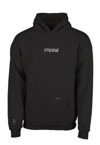 Černá mikina s kapucí vyrobená z měkké látky, má kengurskou kapsu, na hrudi bílý text "crystal" a "dreams." poblíž kapsy.
