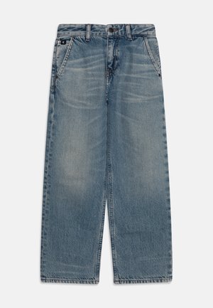 Jeans in denim blu chiaro con un design a gamba larga, dotati di chiusura frontale con bottone, passanti per cintura e lievi effetti di scolorimento.