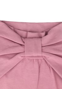 Růžový textilní top s velkou centrální mašlí a texturovanými detaily. Na spodní části mašle skládání, měkký materiál.