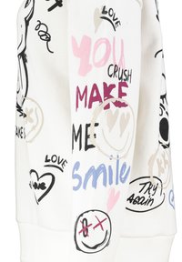 Weißes Sweatshirt mit verschiedenen grafischen Drucken in Schwarz, Pink und Lila, mit Textphrasen und Smileys auf den Ärmeln.