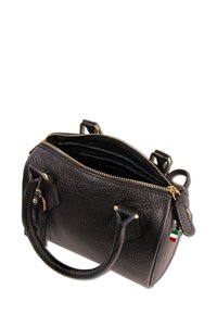 Zwarte leren handtas met een geperforeerde structuur, gouden hardware, bovenste rits, dubbele handvatten en een Italiaanse vlag charm. Het interieur heeft een zwarte voering en vakken.