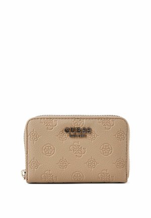 Portefeuille beige texturé avec fermeture éclair tout autour, motifs floraux et logo embossés, marquage métallique GUESS EST 1981 centré à l’avant.