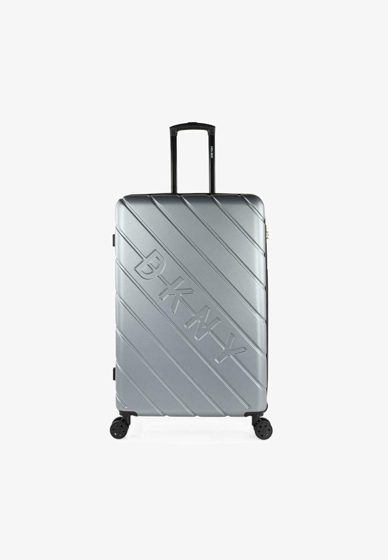 Maleta rígida plateada con estrías diagonales, acentos negros, manija retráctil y cuatro ruedas dobles para mayor movilidad.