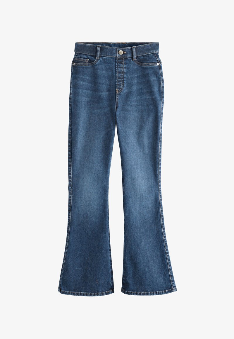 Vaqueros de mezclilla azul con cintura de altura media, bolsillos delanteros y traseros, cierre de botón y piernas ligeramente acampanadas.