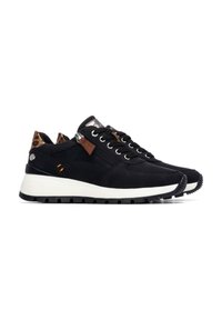 Zapatillas deportivas negras con parte superior de gamuza, mediado blanco, suela externa negra texturizada y un acento de estampado de leopardo en el talón. Detalle de hardware en plata y marrón.
