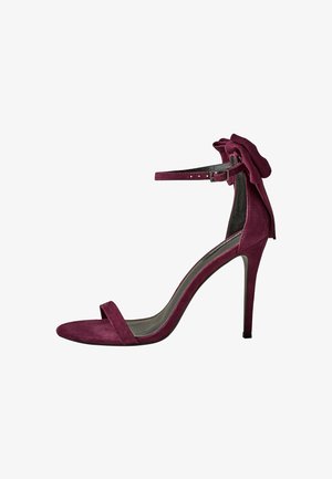 Burgundijas zamšas augstpapēžu sandales ar atvērtu purngalu un potītes siksniņu. Iezīmējas ar rumbu akcentu uz papēža un elegantu stiletto dizainu.