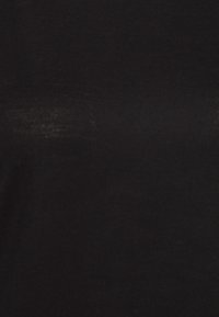 Sort T-shirt lavet af blødt bomuld, med en glat tekstur, simpelt design og uden synlige mønstre eller logoer.