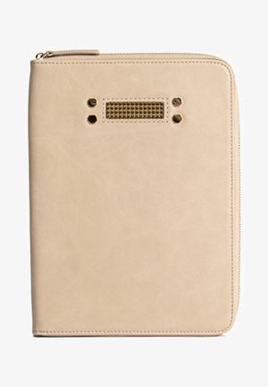Dossier zippé en simili cuir beige avec panneau texturé et clous dorés. Surface lisse avec coins arrondis et bords cousus.