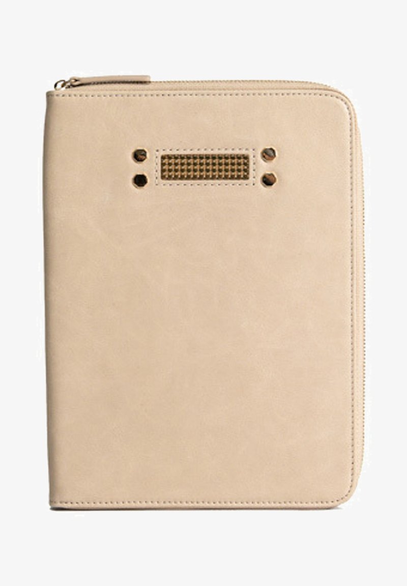 Dossier zippé en simili cuir beige avec panneau texturé et clous dorés. Surface lisse avec coins arrondis et bords cousus.