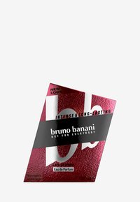 Bruno Banani Eau de Parfum, 30 ml, en una caja triangular metálica de color rosa oscuro con superficie texturizada, que presenta una banda negra y un texto blanco en negrita.