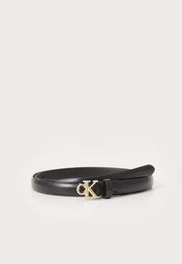 Zwarte leren riem met een slank ontwerp, voorzien van een gouden CK-logo gesp. Gladde textuur en minimalistische stijl.