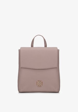Zaino in pelle di un morbido mauve con una finitura testurizzata. Caratterizzato da una chiusura a pattina, un manico superiore e un emblema decorativo dorato sul davanti.