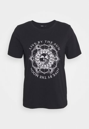 Schwarzes T-Shirt mit kurzen Ärmeln und weißem himmlischem Design mit Sonnen- und Mondgesichtern, umgeben von Mondphasen und dem Text „Lebe nach der Sonne, liebe nach dem Mond.“