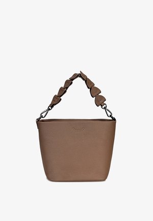 Brązowa skórzana torebka o teksturowanym wykończeniu, z zaokrąglonym uchwytem ozdobionym akcentami w kształcie serc i srebrnymi elementami metalowymi.