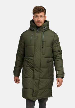 Gevoerde groene parka met een hoge kraag, verstelbare trekkoorden, twee zijzakken en een rits aan de voorkant. Textuurpatroon in de stof zichtbaar.