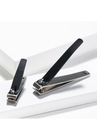 Due tagliaunghie in acciaio inox con leve nere, uno più piccolo e uno più grande, posti su superfici bianche.