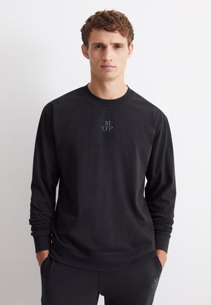 Zwarte sweatshirt met lange mouwen en ronde hals, voorzien van een klein blauw logo "M OP" op de borst; gladde stof en een relaxed fit.